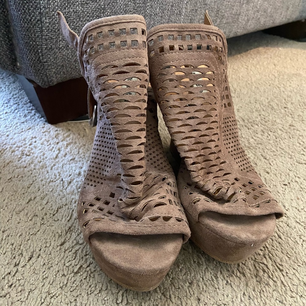 Hot Rated, size 7, tan wedges